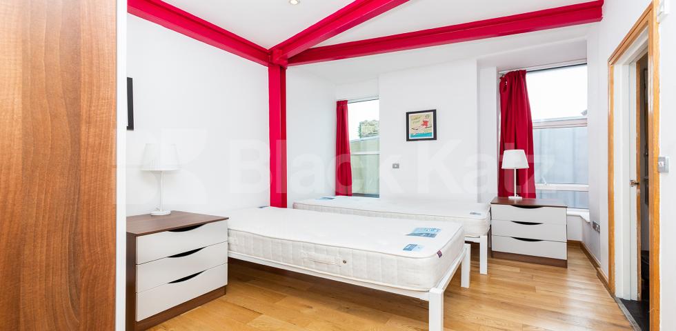 			PENTHOUSE WITH ROOF TERRACE!, 4 Bedroom, 1 bath, 1 reception Flat			 Farringdon Road, CLERKENWELL / HOLBORN